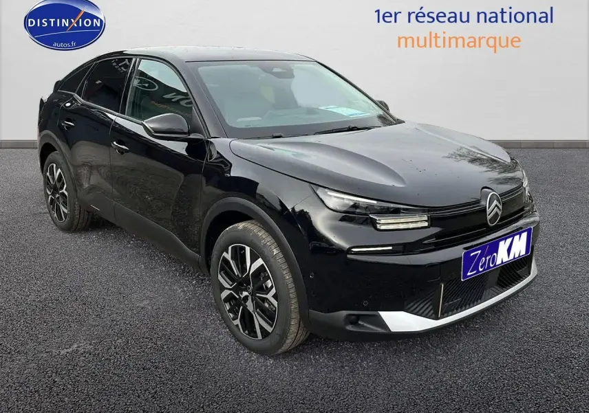 Vue 3/4 avant droite d'une Citroën C4 noir métal avec jantes alliage 18 pouces et coques de rétroviseurs noir brillant.