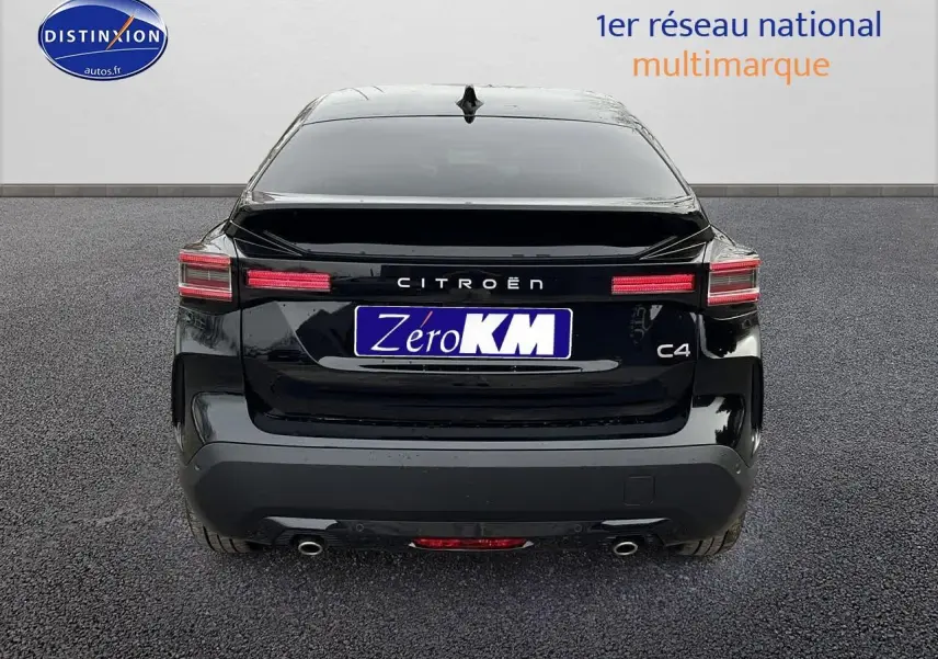 Vue arrière du Citroën C4 noir métal 2025 avec feux LED et double sortie d'échappement visible.
