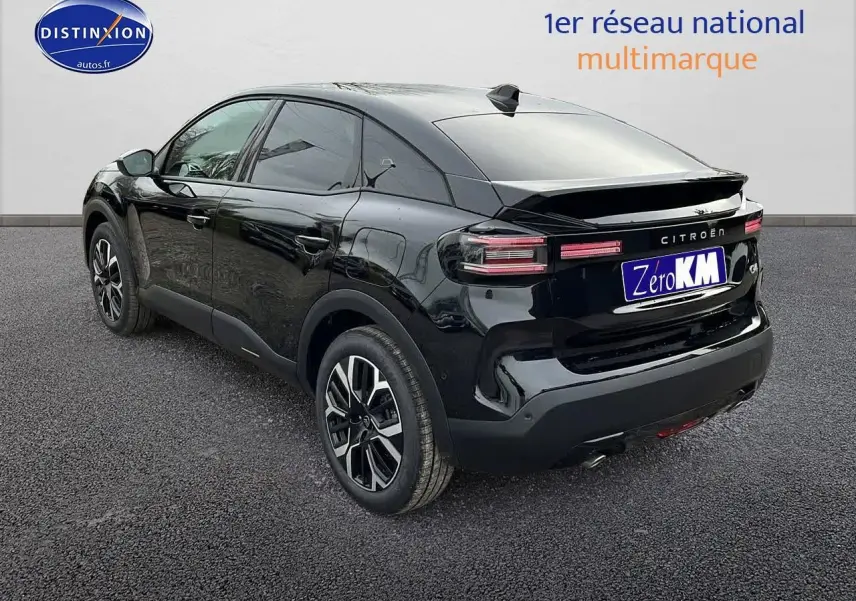 Vue 3/4 arrière droite d'une Citroën C4 noire métal avec jantes alliage et vitres arrière surteintées.