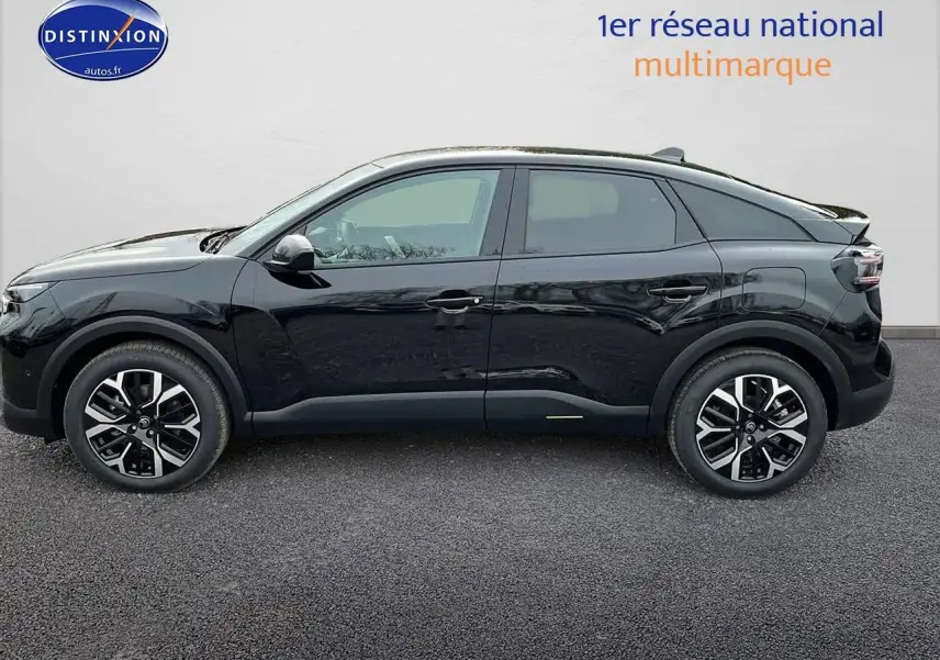 Profil côté gauche d'une Citroën C4 noire métal 2025 avec jantes alliage 18 pouces et vitres surteintées.