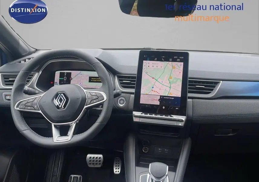 Intérieur du Renault Captur E-Tech hybride 2025, vue frontale sur le volant, tableau de bord et écran tactile central.