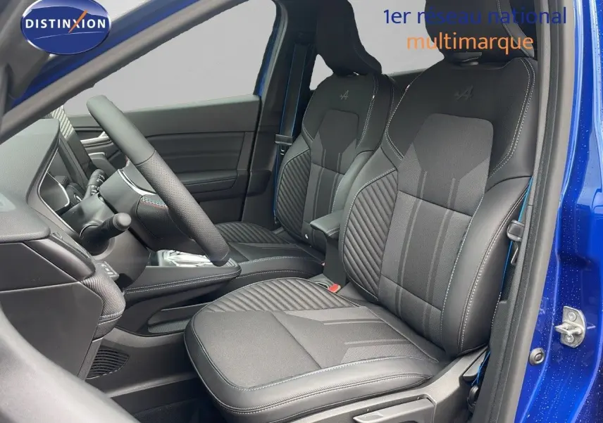 Vue intérieure côté conducteur du Renault Captur E-Tech hybride 2025 avec sièges noirs au logo Alpine brodé.