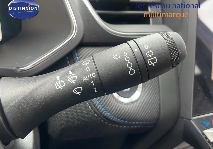 Gros plan sur la commande des essuie-glaces dans l'habitacle du Renault Captur E-Tech hybride bleu iron metal.