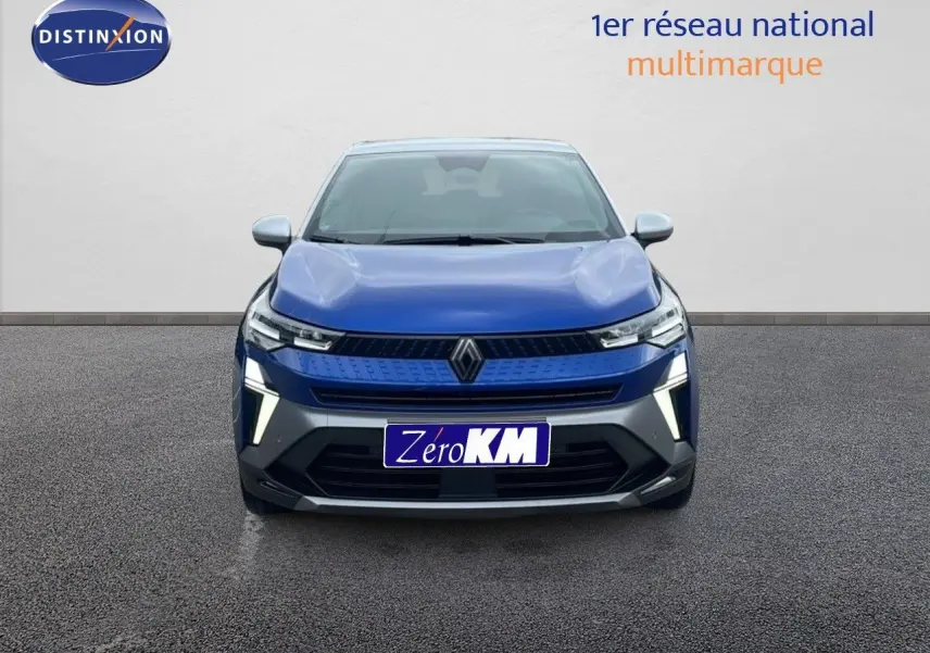 Vue frontale d'un Renault Captur E-Tech hybride bleu Iron Metal avec toit gris, éclairage LED distinctif allumé.