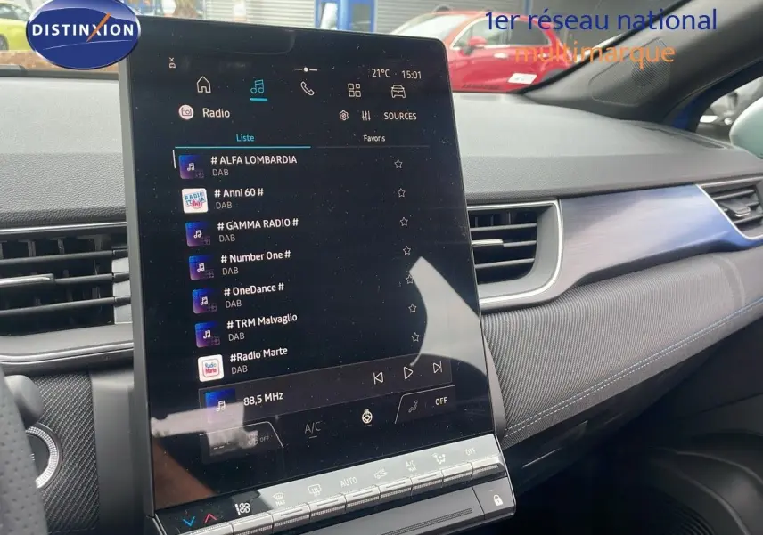 Intérieur du Renault Captur E-Tech hybride 2025, tableau de bord avec écran tactile vertical et finition tissu gris.