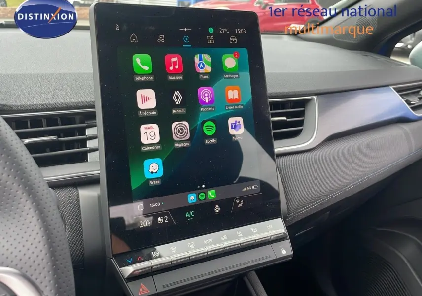 Vue intérieure du tableau de bord du Renault Captur E-Tech hybride 2025 avec écran tactile central vertical.