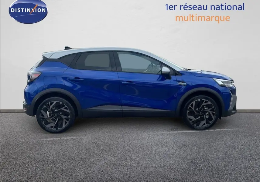 Profil droit d'un Renault Captur E-Tech hybride bleu Iron Metal avec toit gris, roues alliage noires et lignes modernes.
