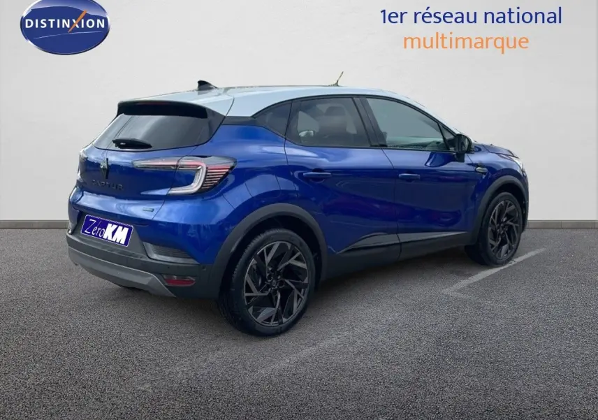 Vue 3/4 arrière droite du Renault Captur E-Tech hybride bleu Iron avec toit gris et jantes noires distinctives.