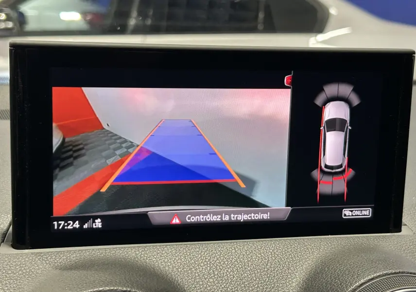 Écran central tactile de l’Audi Q2 35 TFSI S-Line 2023 affichant les applications Apple CarPlay, intérieur noir.
