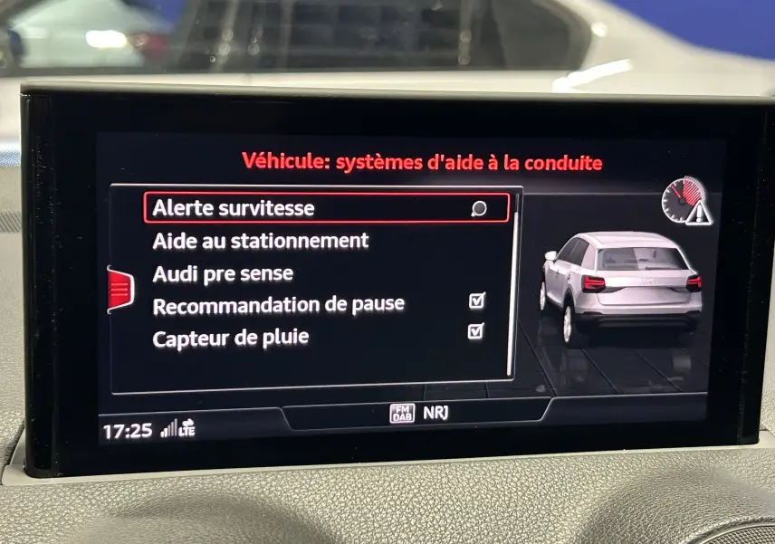 Écran central de l'Audi Q2 noir métal 2023 montrant le menu climatisation avec recyclage automatique de l'air activé.