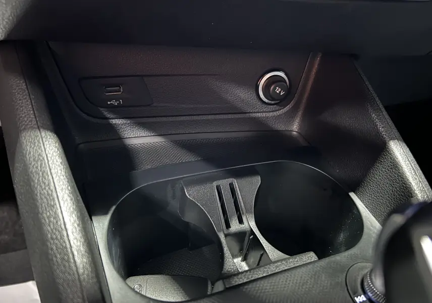 Détail de la console centrale noire du Audi Q2 35 TFSI 150CH S-Line 2023 avec bouton Start/Stop et molette multimédia.