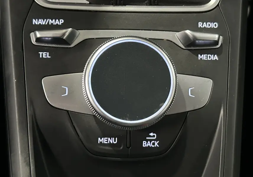 Le levier de vitesses automatique noir de l'Audi Q2 35 TFSI S-Line 2023 vu de dessus avec bouton start engine stop.