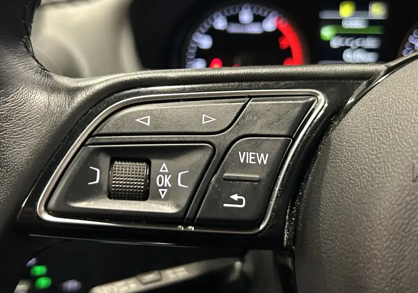 Gros plan sur la commande des essuie-glaces à gauche du volant dans l'Audi Q2 noir métal 2023.