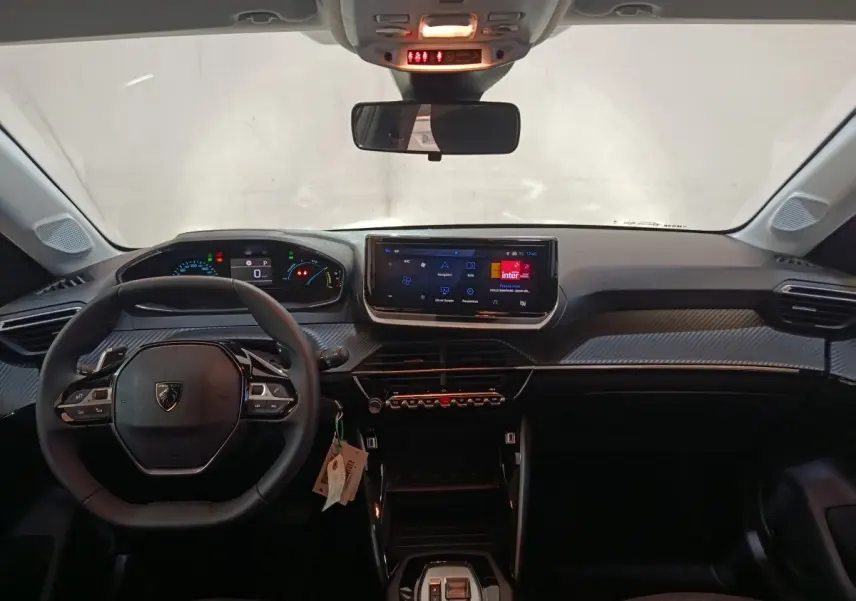 Vue frontale de l'intérieur de la Peugeot 208 Hybrid gris clair, avec tableau de bord numérique et écran tactile central.