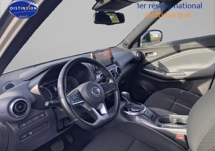 Intérieur noir du Nissan Juke 2021, vue côté conducteur montrant volant, tableau de bord et console centrale.