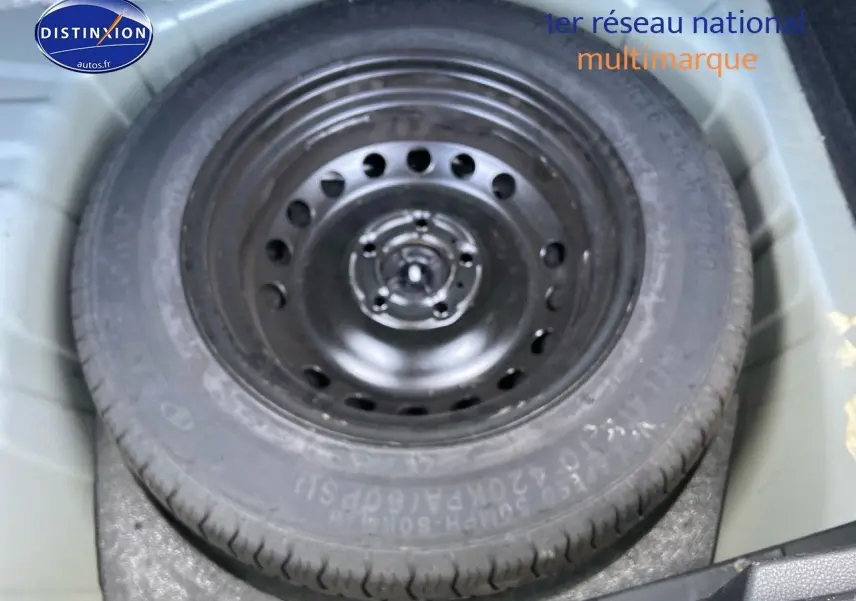 Roue de secours noire dans le coffre d'un Nissan Juke gris clair 2021, version essence automatique N-Connecta.