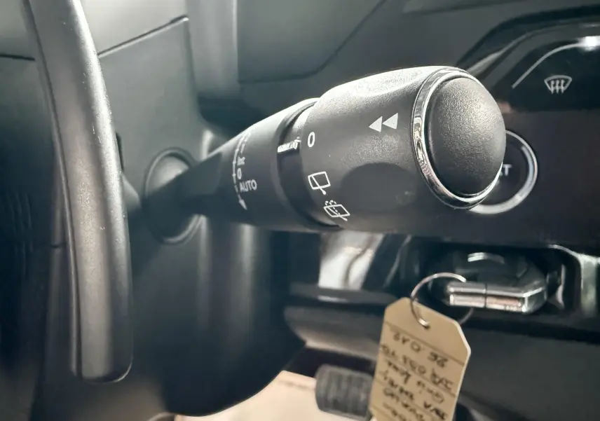 Gros plan sur la commande d’essuie-glace à gauche du volant dans l’habitacle d’une Citroën C4 Picasso gris platinium.