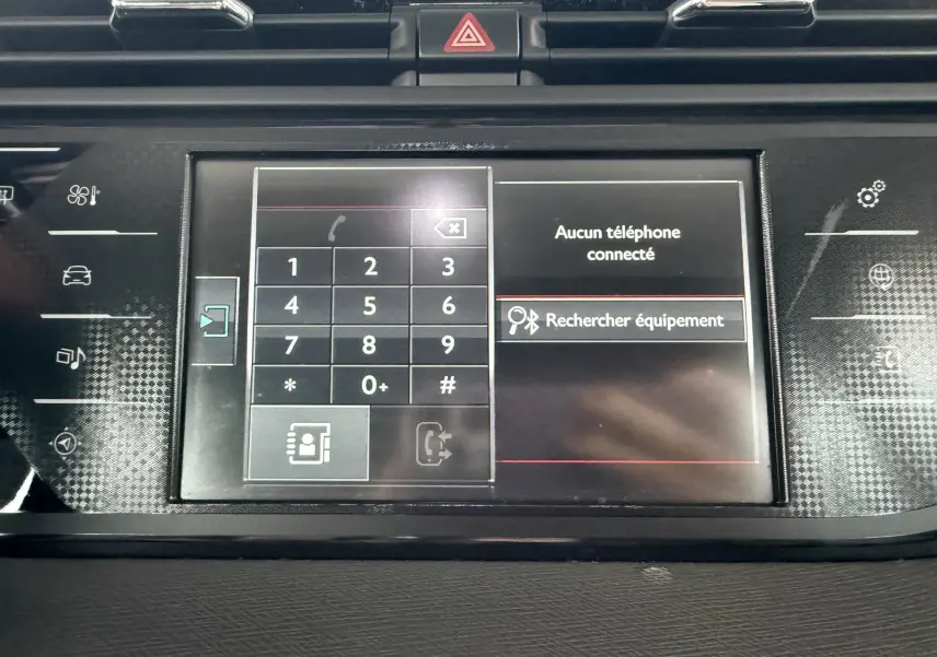 Écran tactile central du tableau de bord de la Citroën C4 Picasso 2015 affichant le menu téléphone sans connexion active.
