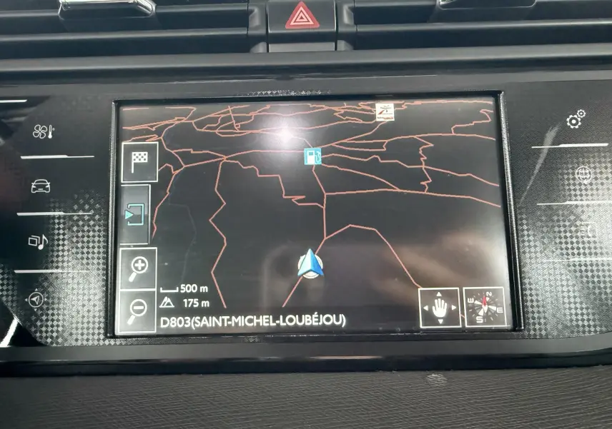 Vue rapprochée de l’écran GPS intégré au tableau de bord d’une Citroën C4 Picasso gris platinium.