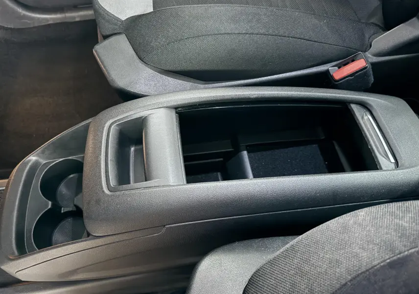 Vue rapprochée de la console centrale noire avec porte-gobelets et accoudoir ouvert du Citroën C4 Picasso 2015.