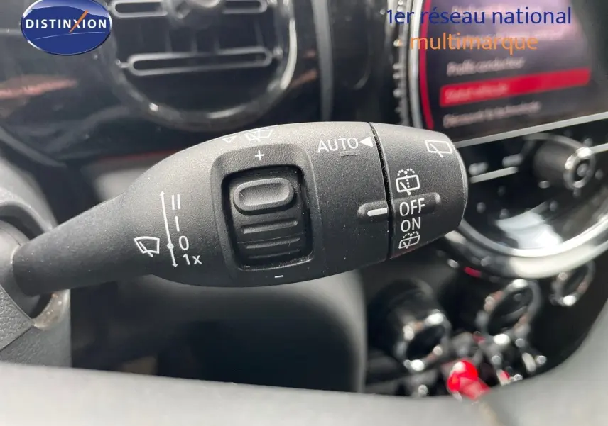 Gros plan sur la commande des essuie-glaces dans l'habitacle d'une MINI 2023 finition Melting Silver Metal.