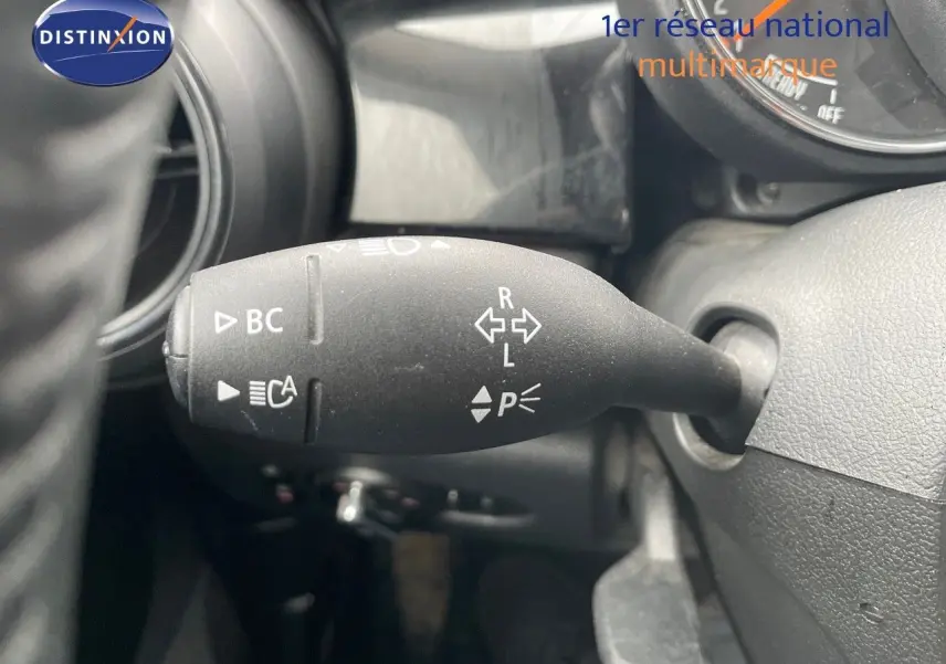 Le levier de clignotant et commandes lumineuses d'une MINI 2023 en gros plan côté gauche du volant.