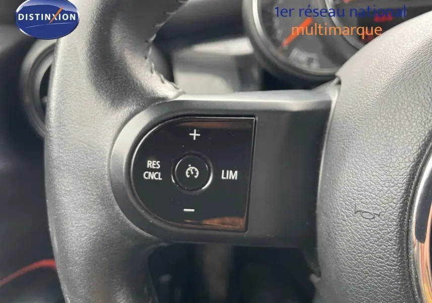 Gros plan sur les commandes de régulateur de vitesse au volant en cuir noir d'une MINI 2023 couleur Melting Silver Metal.