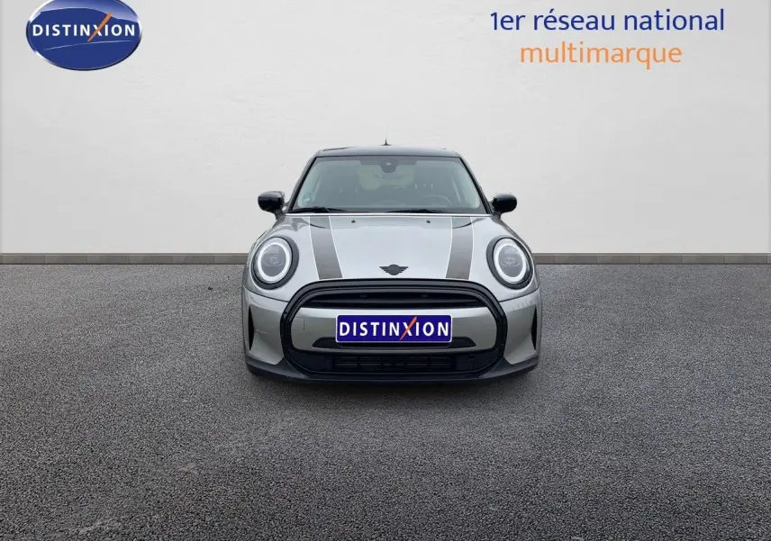 Vue frontale d'une MINI 1.5 136CH STEPTRONIC 2023 en Melting Silver Metal avec bandes noires sur le capot.