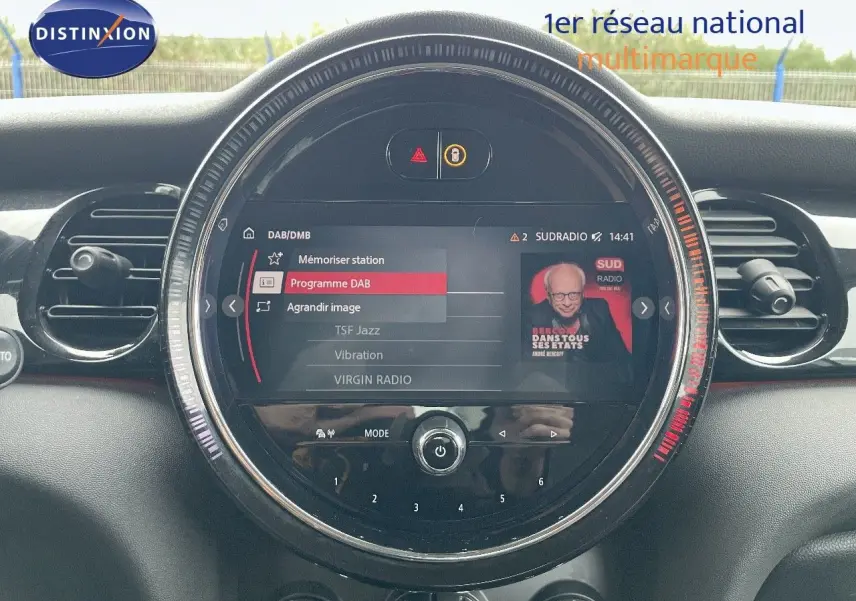 Tableau de bord de MINI 1.5 136CH STEPTRONIC 2023 avec écran central rond affichant menu radio DAB, intérieur noir.