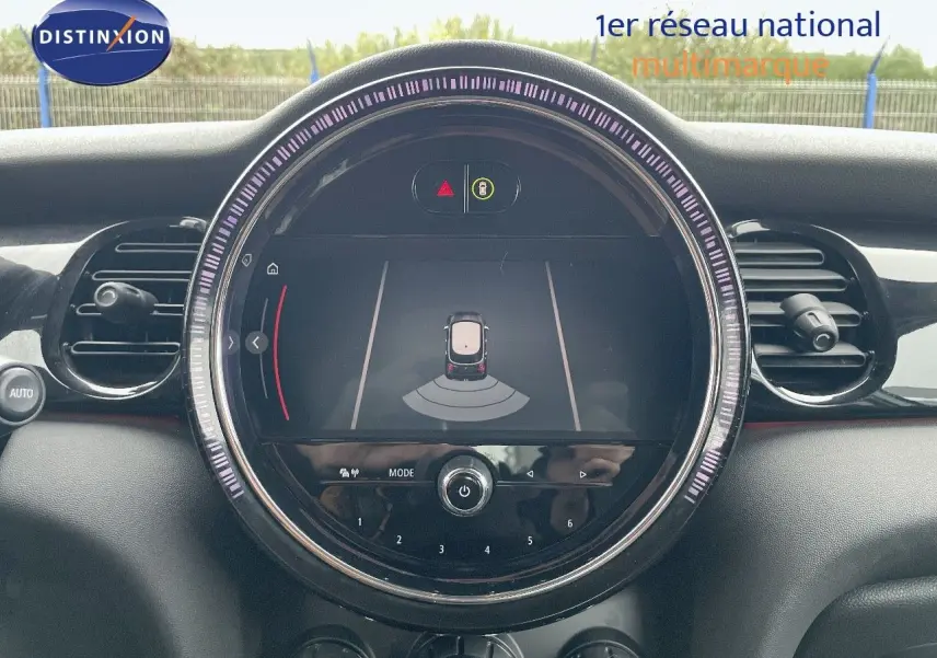 Tableau de bord de MINI 1.5 136CH 2023 avec écran central rond affichant l'aide au stationnement.