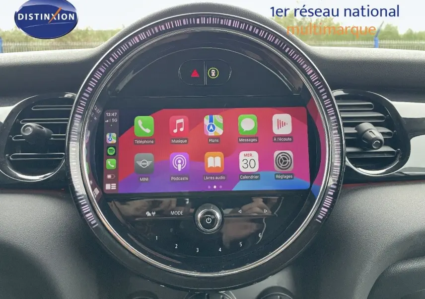 Écran tactile central rond avec interface Apple CarPlay dans une MINI 1.5 136CH Melting Silver Metal, vue intérieure.