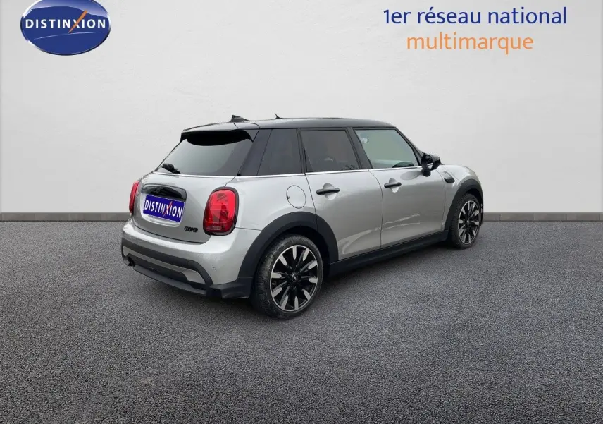 Vue 3/4 arrière droite d'une MINI 1.5 136CH STEPTRONIC 2023 couleur Melting Silver Metal avec toit noir et jantes bi-ton.
