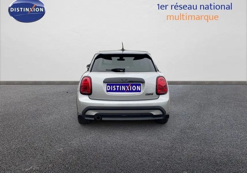 Vue arrière d'une MINI 1.5 136CH STEPTRONIC en Melting Silver Metal avec feux arrière LED et hayon fermé.