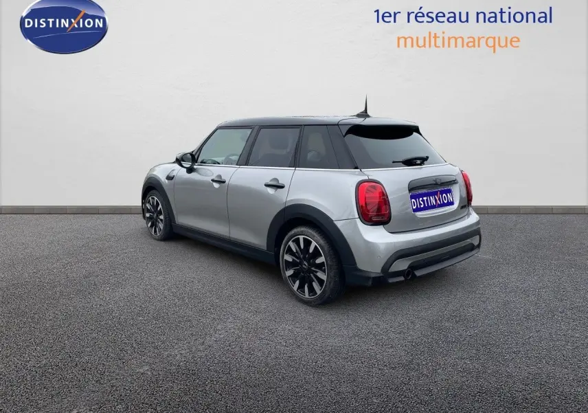 Vue 3/4 arrière droite d'une MINI 1.5 136CH STEPTRONIC 2023 en Melting Silver Metal avec toit noir et jantes bi-ton.