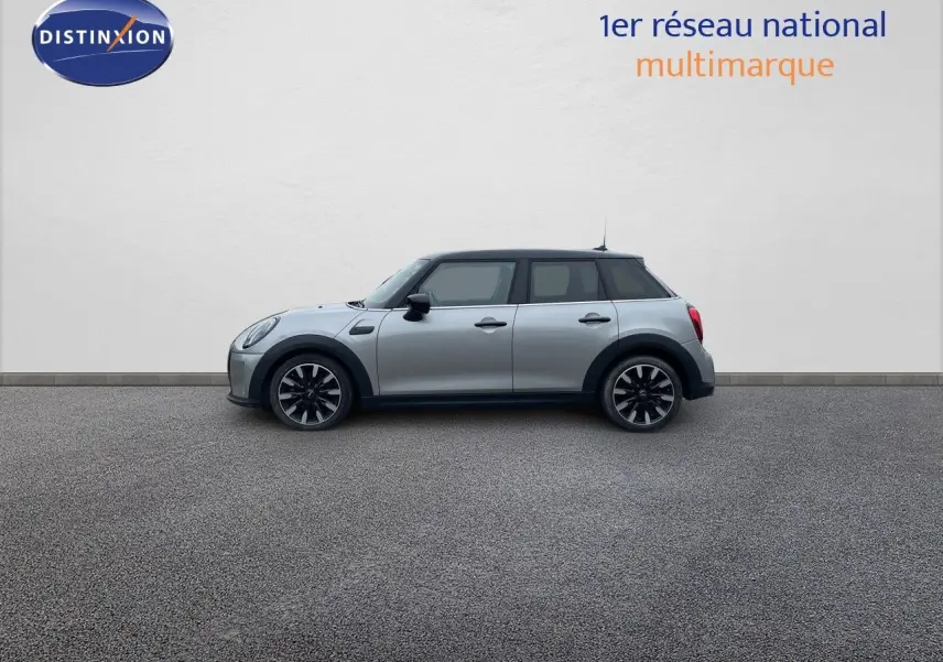 Profil droit d'une MINI 1.5 136CH STEPTRONIC 2023 en Melting Silver Metal avec toit noir et jantes bi-ton.