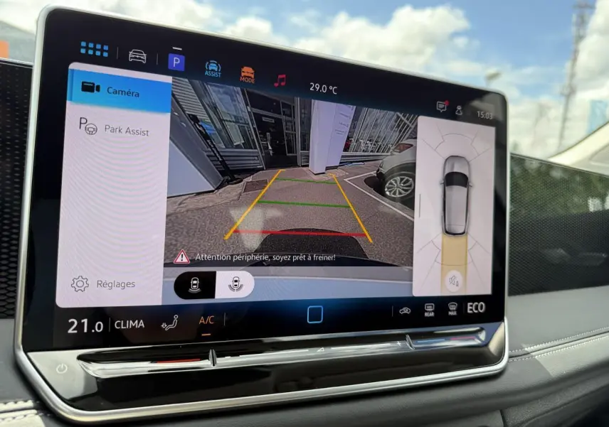 Écran tactile du système de navigation Discover Media affichant la caméra de recul du Volkswagen Tiguan gris dauphin.