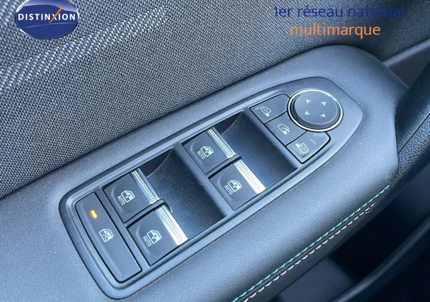 Gros plan sur les commandes de lève-vitres et rétroviseurs côté conducteur d'un Renault Captur bleu Iron Metal toit noir.