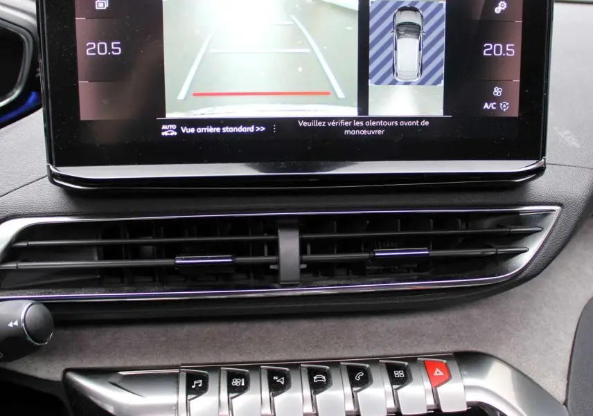 Écran tactile central affichant la caméra de recul et l'aide au stationnement du Peugeot 3008 blanc nacré, intérieur moderne.