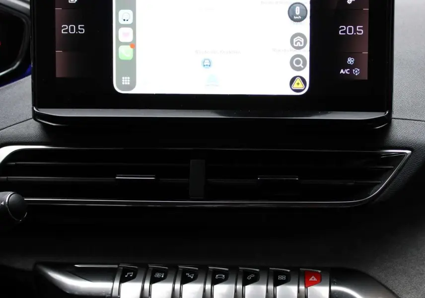 Écran tactile central du tableau de bord du Peugeot 3008 2025, affichant la navigation et la climatisation digitale.