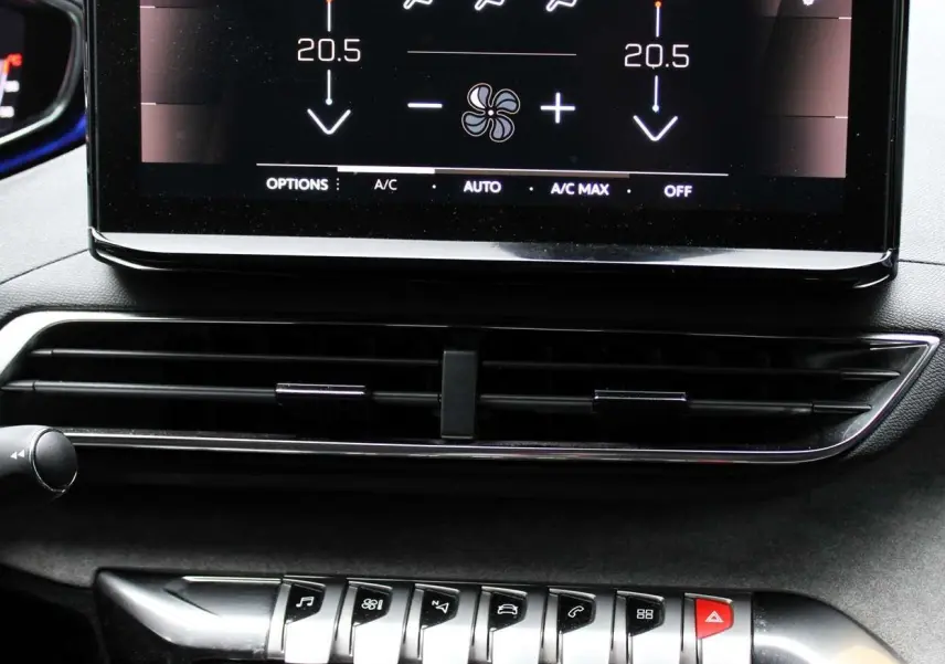 Détail du tableau de bord du Peugeot 3008 blanc nacré 2025 montrant l'écran tactile de climatisation et les commandes piano.