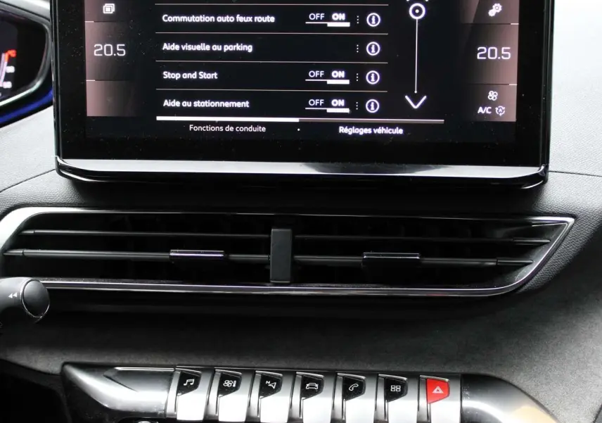 Écran tactile central du tableau de bord du Peugeot 3008 2025 avec commandes d'assistance à la conduite et climatisation.