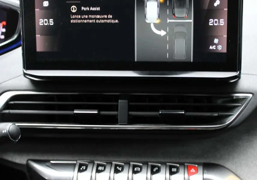 Écran central du tableau de bord du Peugeot 3008 blanc nacré 2025 montrant l'assistance au stationnement automatique.