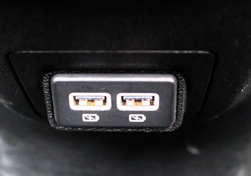 Gros plan sur deux ports USB arrière du Peugeot 3008 blanc nacré 2025 avec toit panoramique ouvrant.