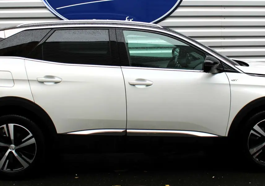 Peugeot 3008 blanc nacré vue de profil côté gauche, toit panoramique ouvrant et jantes bi-ton visibles.