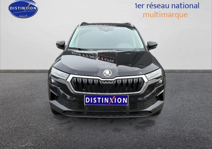 Vue avant d'un Skoda Karoq noir 2025 avec calandre chromée et phares LED distinctifs.