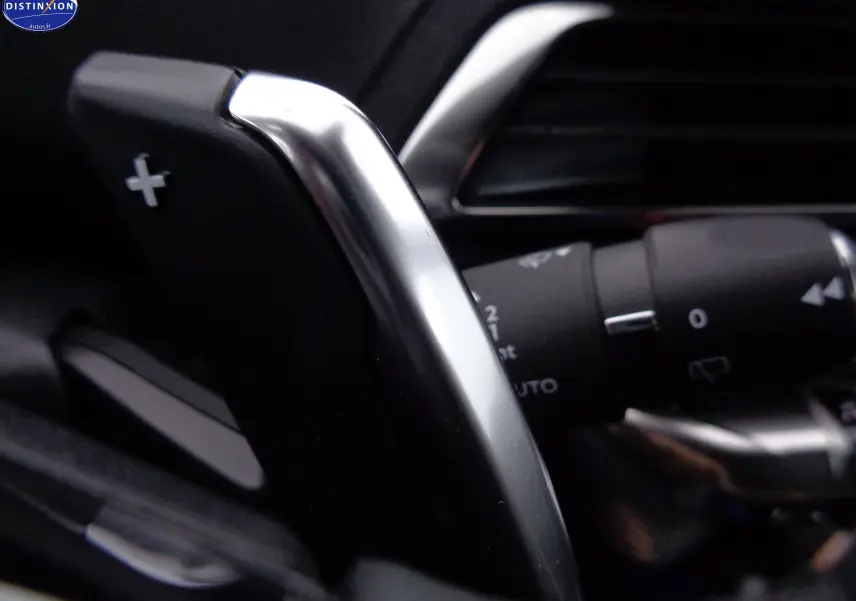 Gros plan sur la palette de changement de vitesse + côté droit du Peugeot 3008 gris platinium 2023.