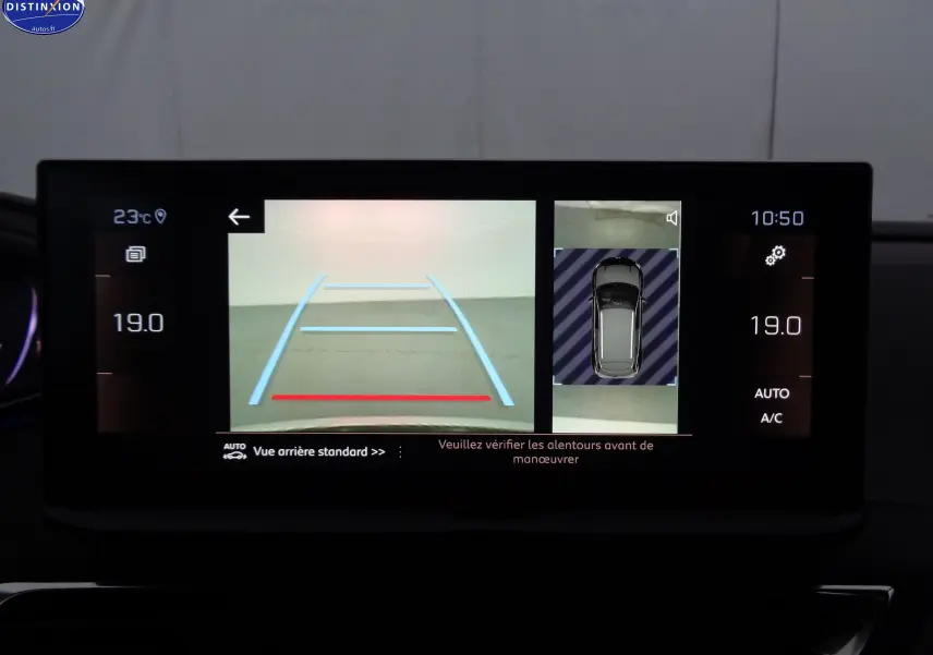 Écran multimédia du Peugeot 3008 GT 2023 montrant la caméra de recul et la vue 360° en intérieur noir.