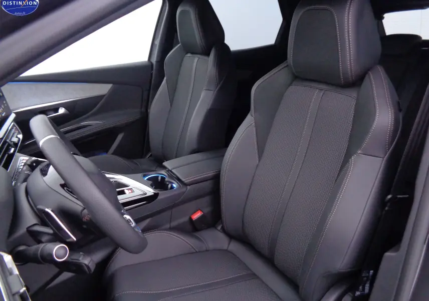 Vue intérieure côté conducteur du Peugeot 3008 2023 avec sièges en cuir noir et surpiqûres contrastées.
