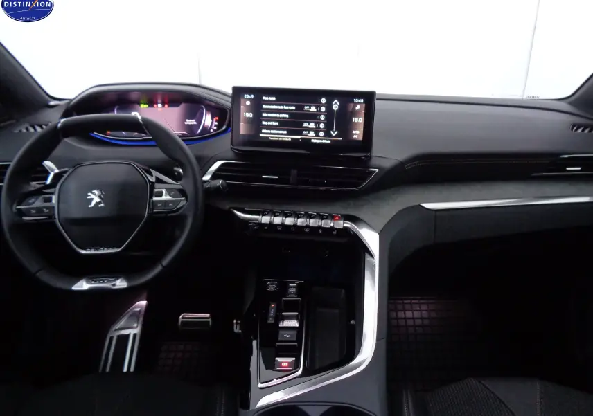 Intérieur moderne du Peugeot 3008 2023, vue du tableau de bord et volant, avec écran tactile central et finitions noires.