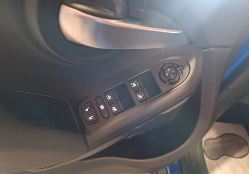 Commande des vitres et rétroviseurs côté conducteur sur porte intérieure noire du FIAT 500X bleu 2024.